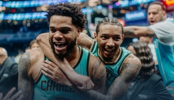 河南配资网 NBA-福克斯绝杀超时 小桥三分准绝杀 黄蜂险胜马刺